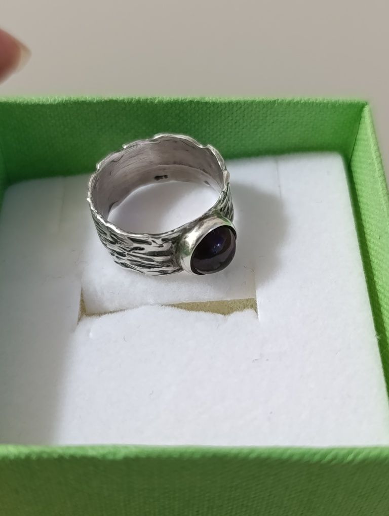 Серебряное кольцо с гранатом.