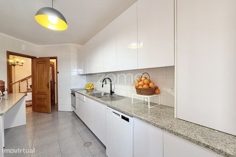 T4 Duplex no centro de VNF, com garagem fechada e terraço de 230m².