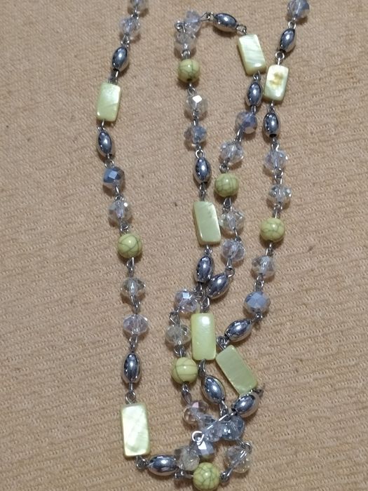 Wisiorek z kamieni przezroczystych, żółtych i srebrnych