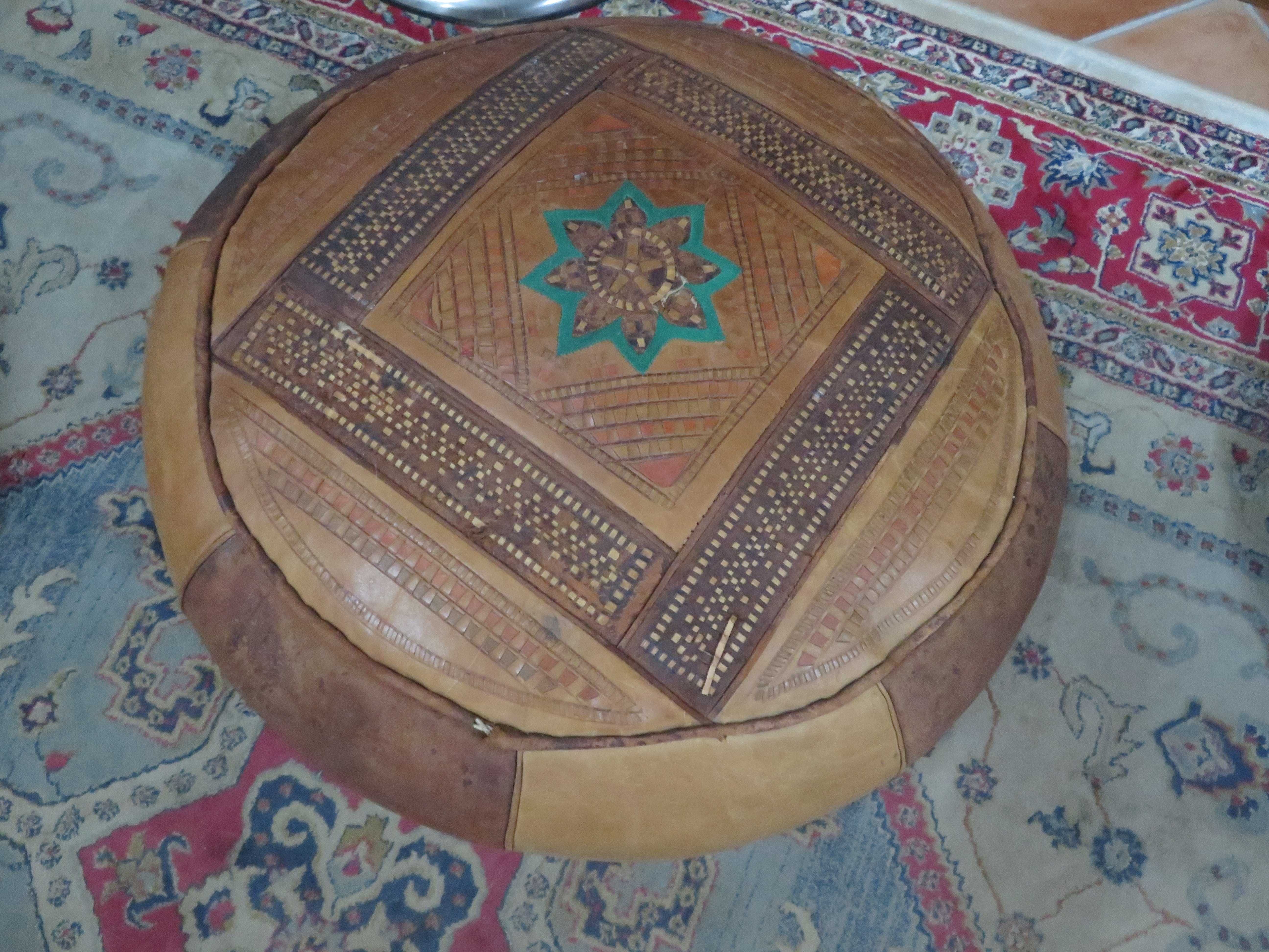Pouf castanho da marca Bob