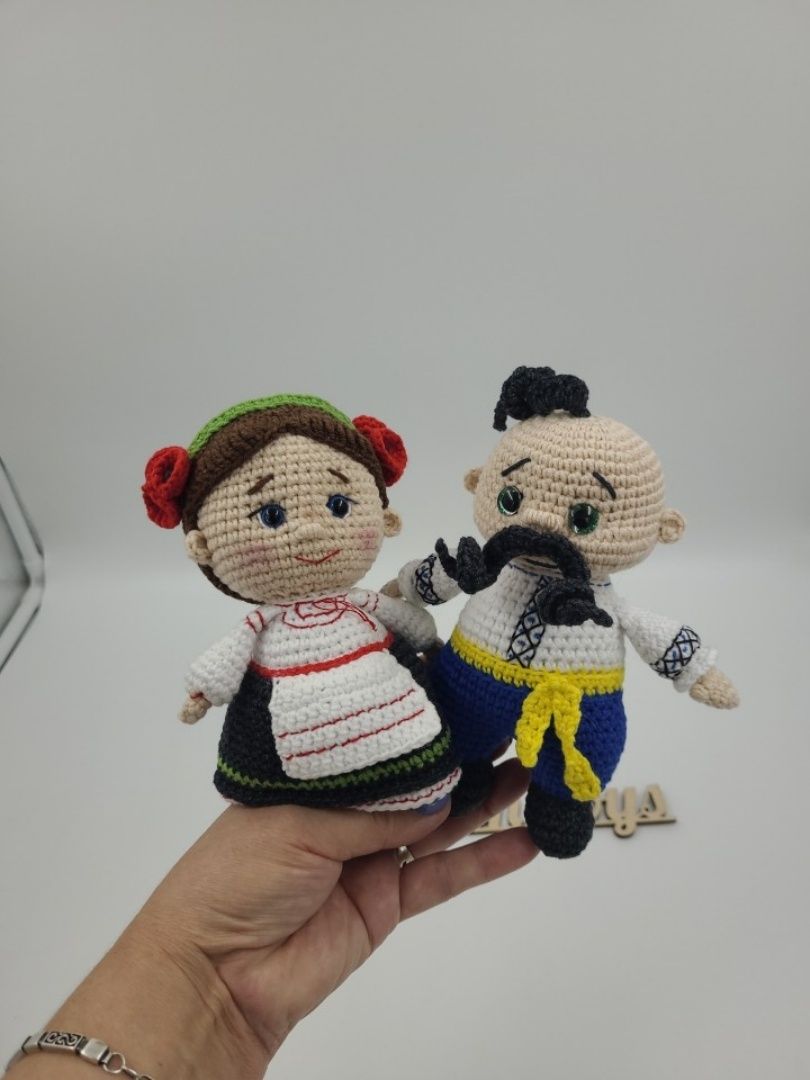 Мякі вязані іграшки україночка і козак