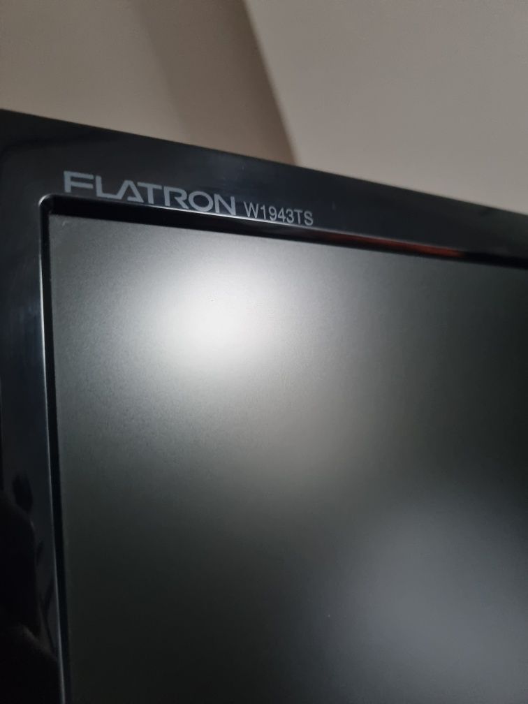 Cztery monitory LG Flatron W1943TS