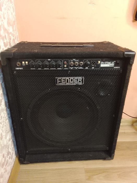 Комбик Fender Rumble 100w для бас гитары