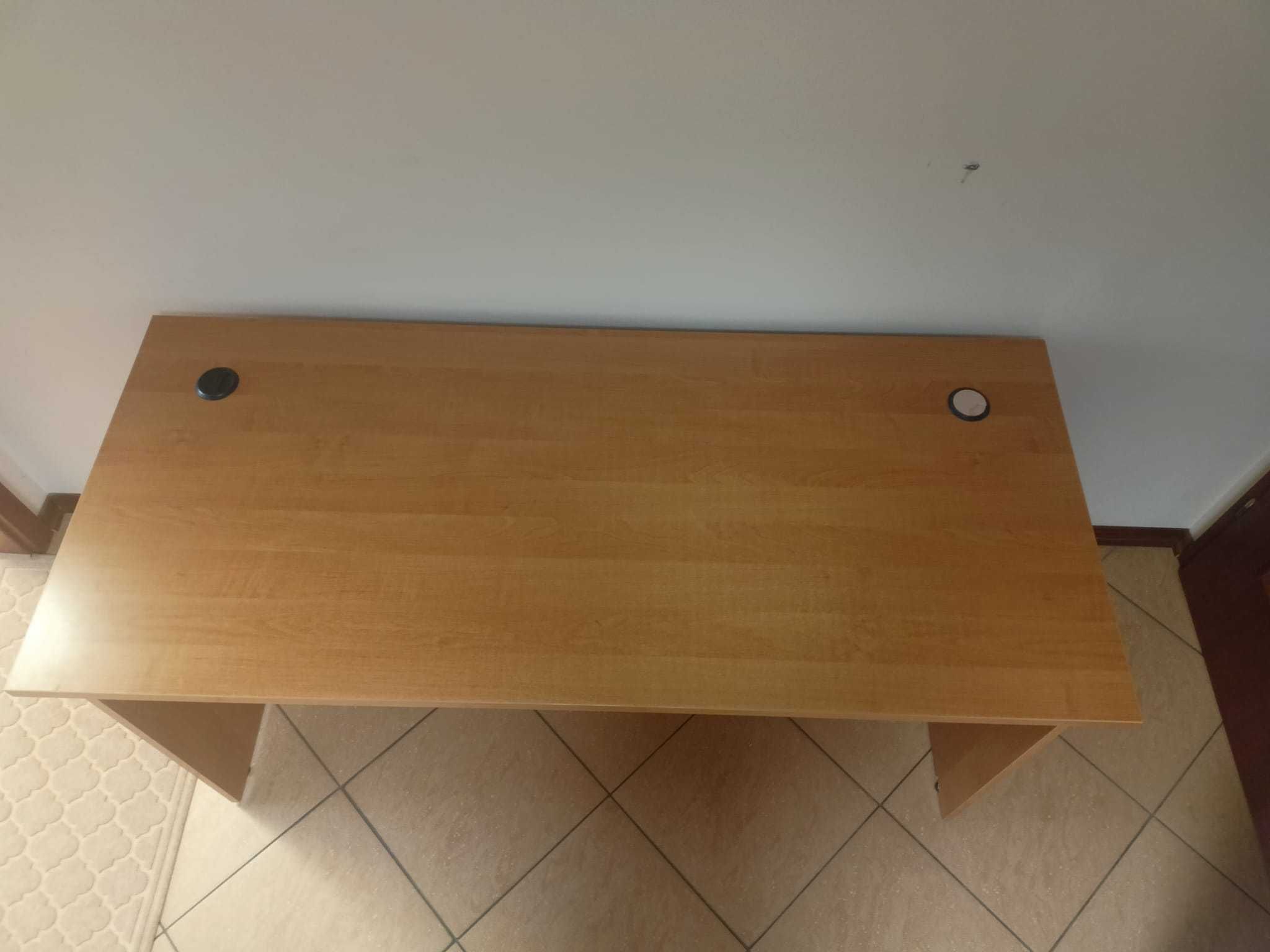 Sprzedam biurko w kolorze olcha.