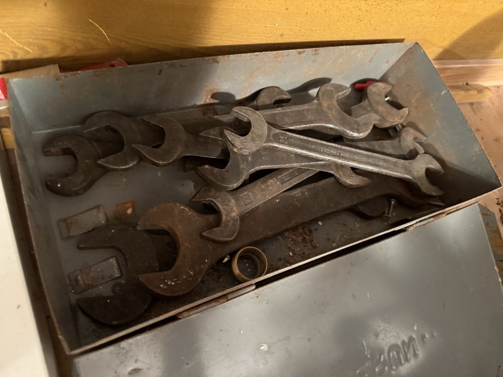 Zestaw kluczy płaskich PRL w metalowej skrzynce