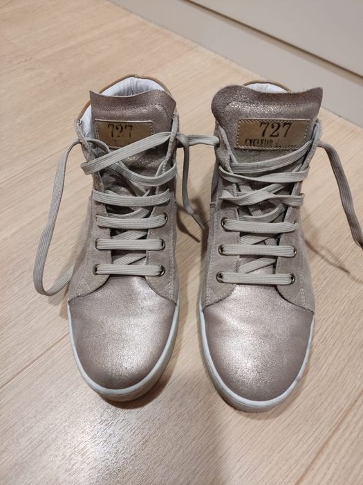 Sapatilhas, tipo bota, em bom estado, sem marca, tamanho 37