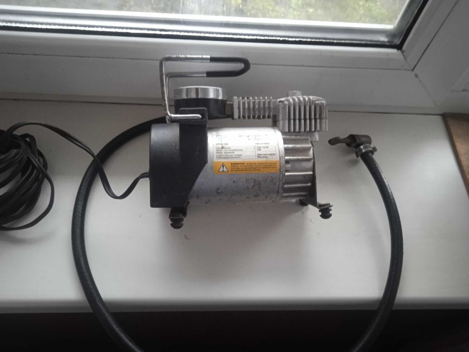 Компрессор автомобильный Ураган .