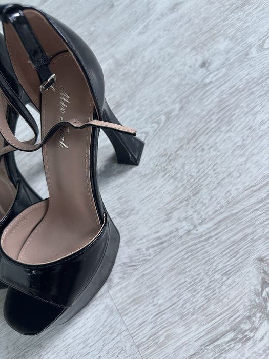 Czarne sandały na platformie – elegancja i wygoda w jednym kroku!