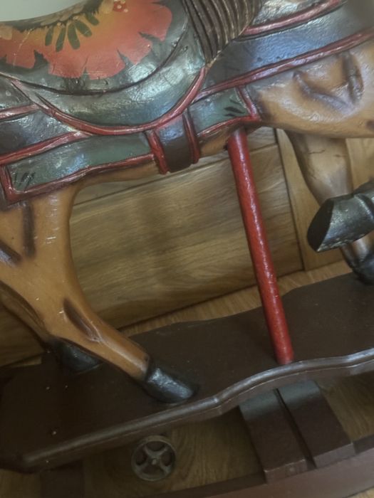 Kon drewniany na noegunach