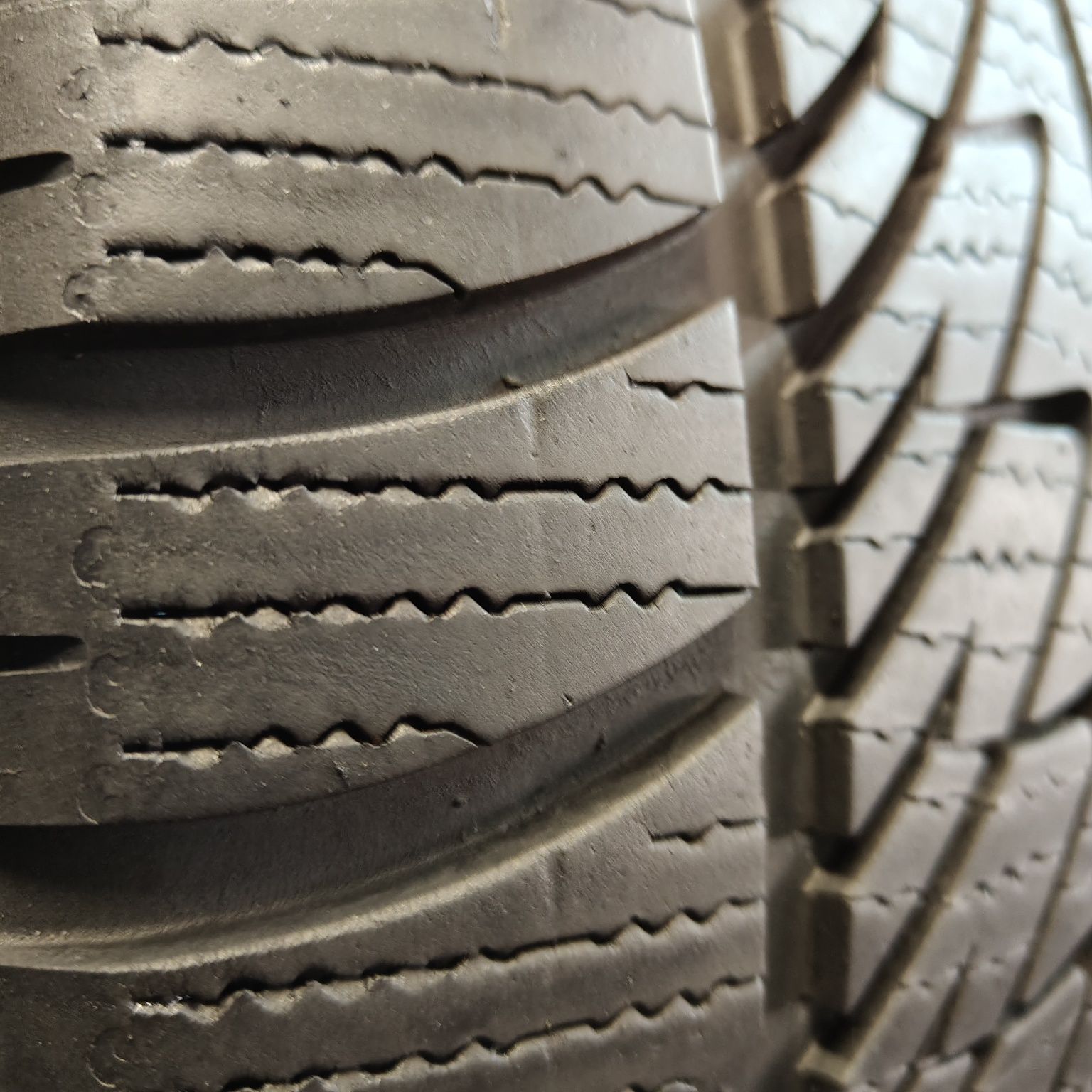 285/45/20 XL Sprzedam parę opon zimowych Goodyear