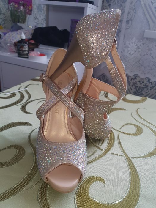 Шикарні босоніжки із стразами