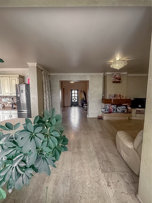 Продаж будинку з ремонтом. Центр. Велика ділянка. Озеро поруч.