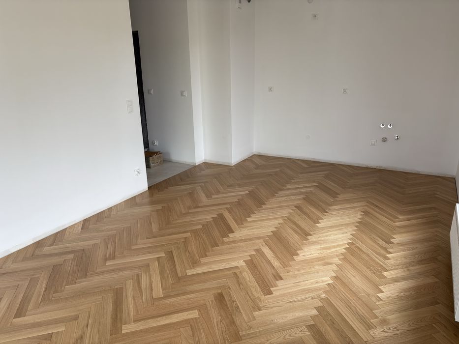 Montaż paneli podłogowych, podłóg drewnianych, jodełka, Berry Alloc