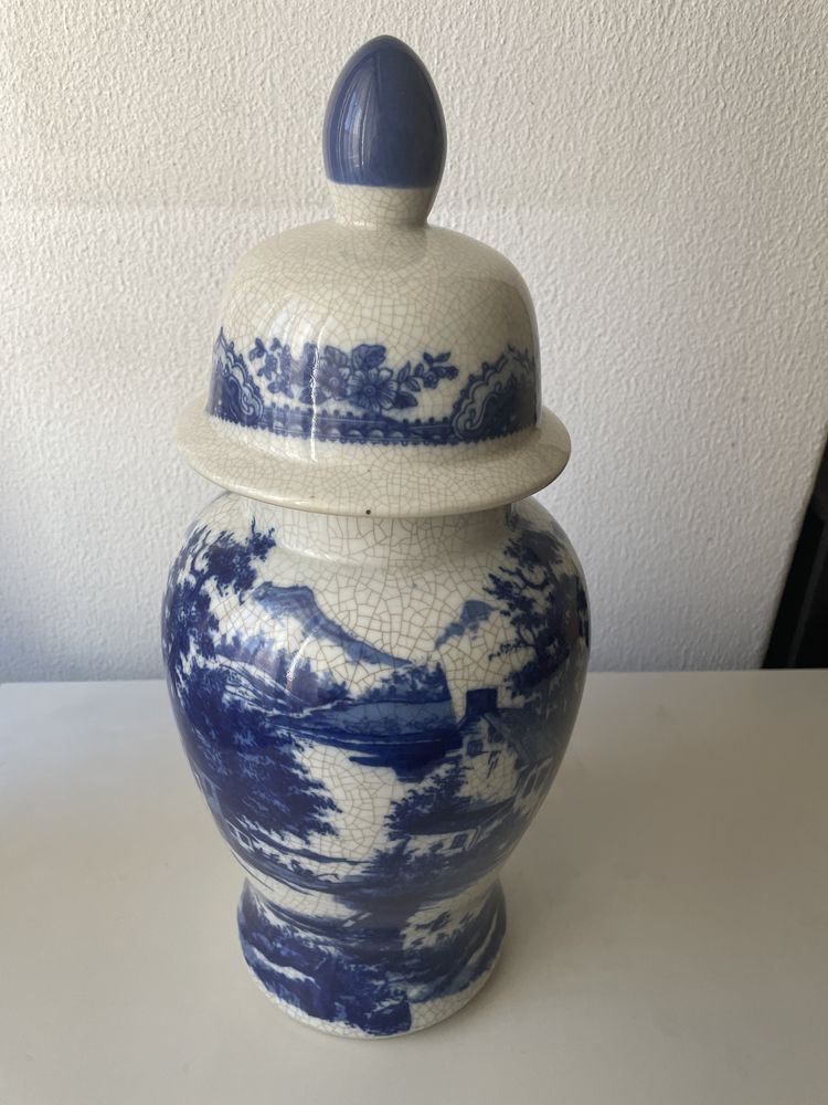 Pote alto com tampa azul e branco