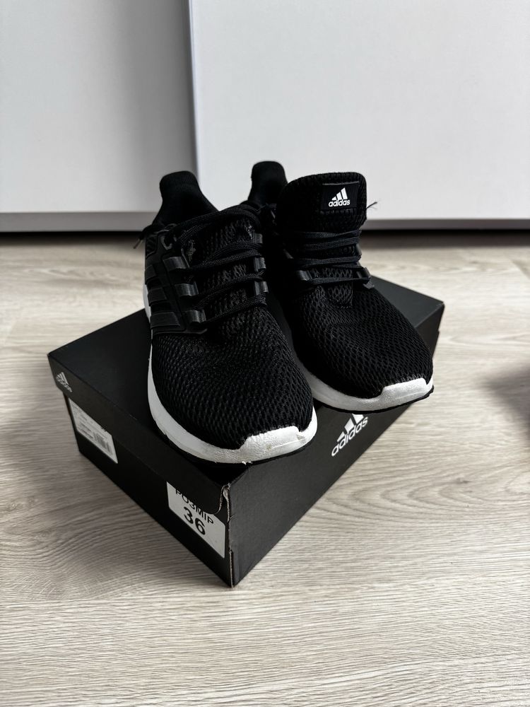 Adidas кросівки