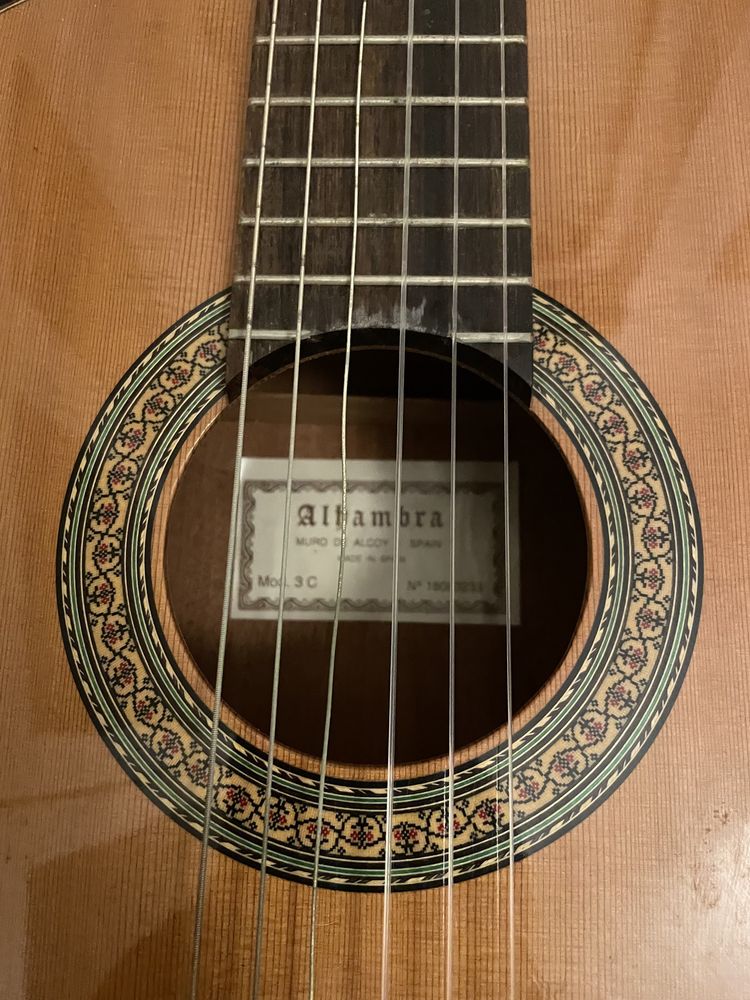 Guitarra Alhambra 3C com capa