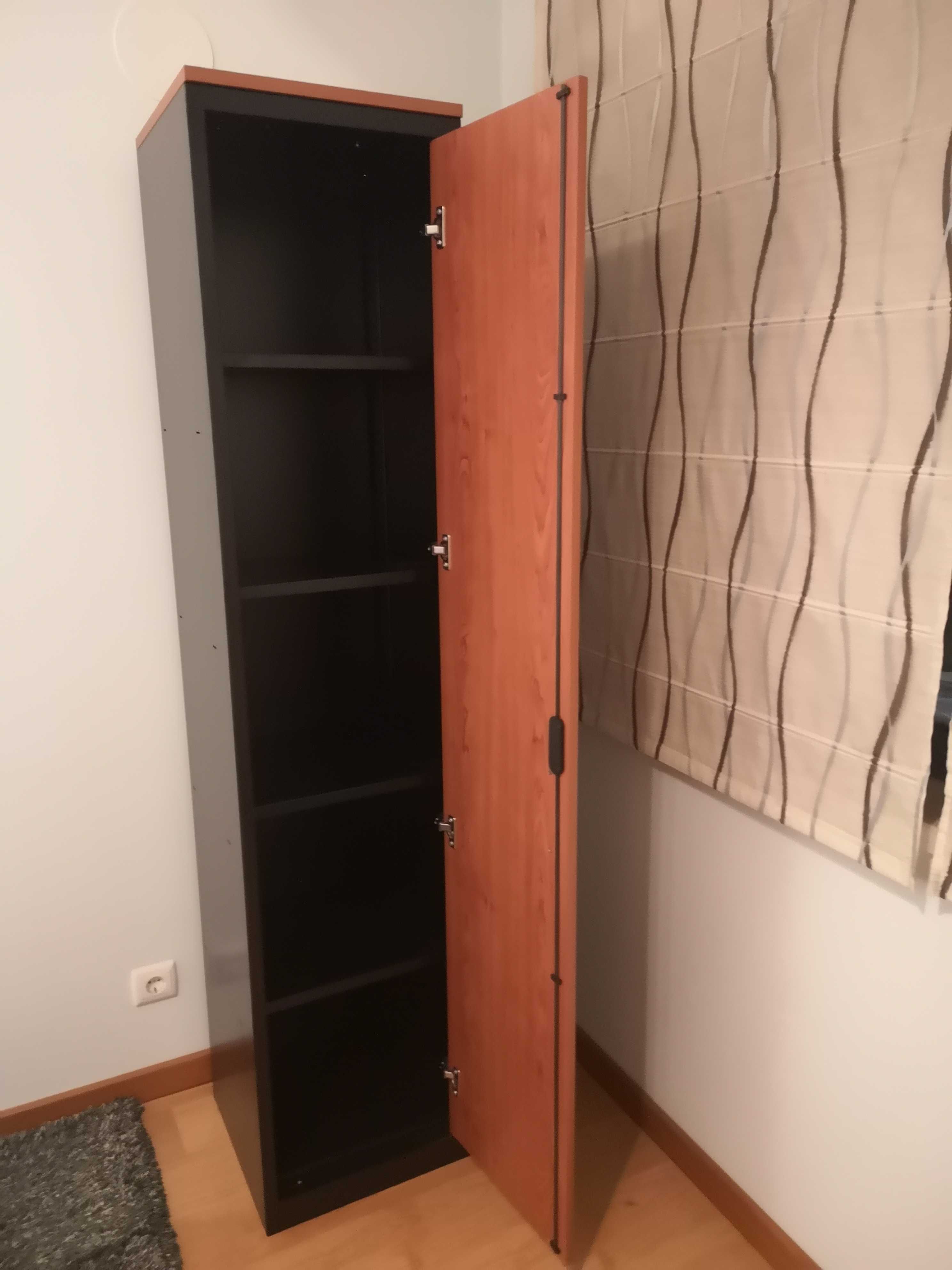 Estante Marca Rall com parte fechada e prateleiras abertas (1,90X1,20)