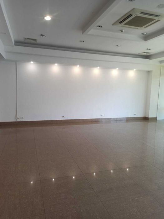 Здається велике фасадне приміщення в Центрі