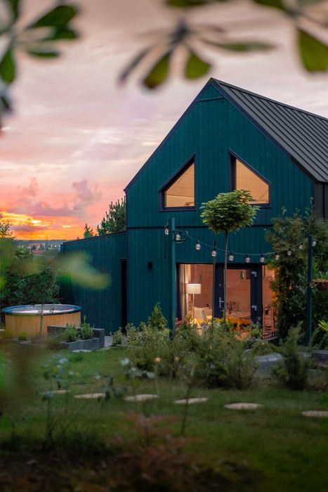 Dom wśród lasów z balią i sauną – blisko jeziora i morza w Dębkach.