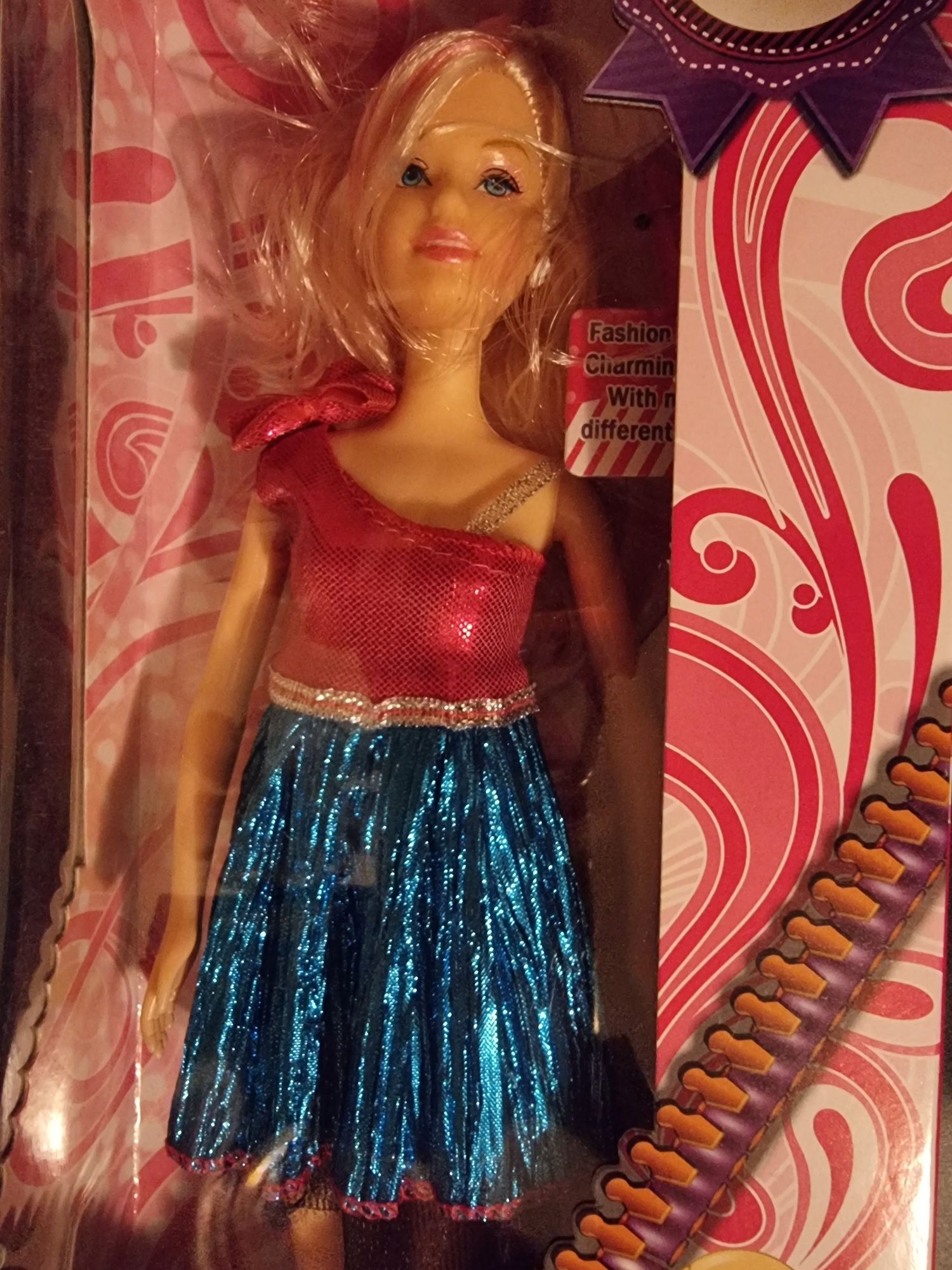 Boneca ainda em caixa