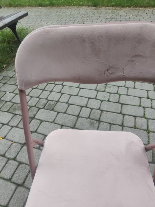 Welurowe różowe krzesło