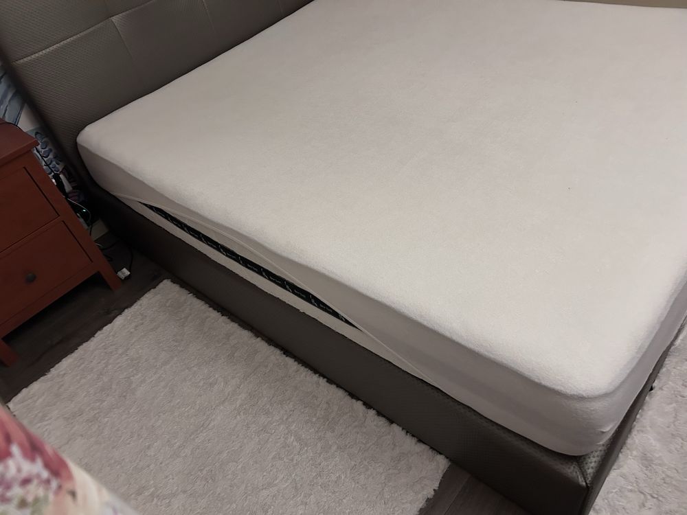 Cama de casal forrada em sintetico cinza acastanhado