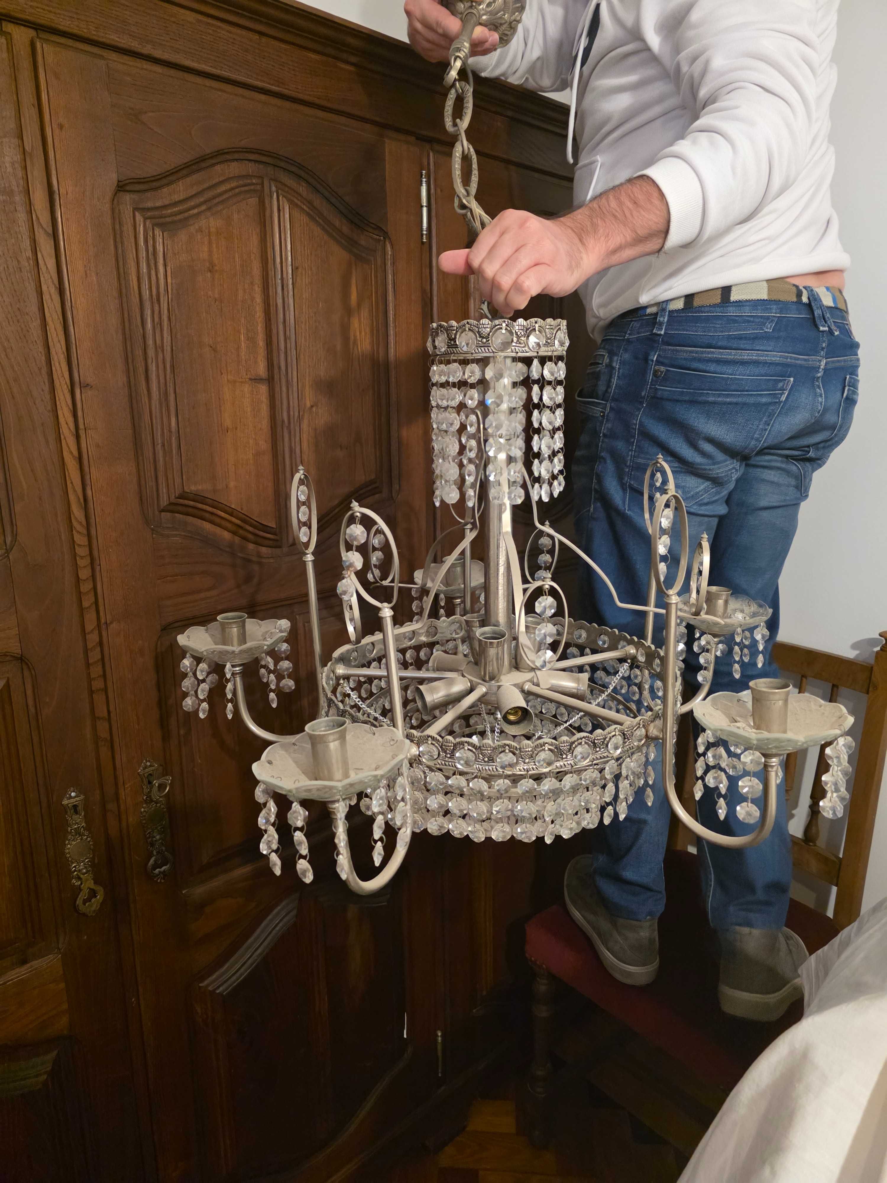 Conjunto de mesa com cadeiras e candeeiros