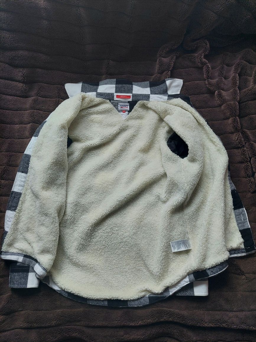 Куртка сорочка фірми Tommy Jeans Sherpa Levis оригінал 

Розмір:  M

С