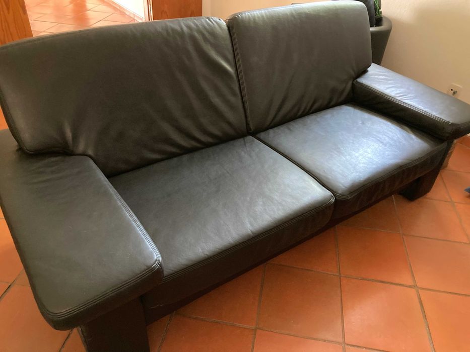 Sofá em pele, preto, para 3 pessoas e cadeirão