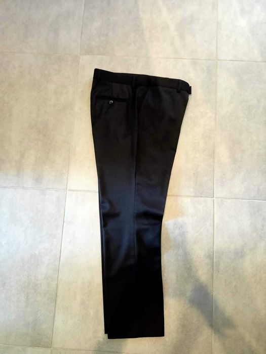 Czarny garnitur idealny na wesela z firmy PAWO