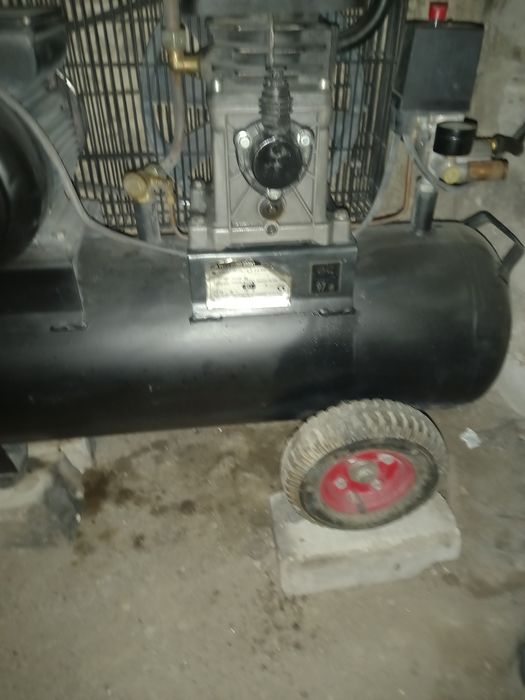 Продам компресор 50л