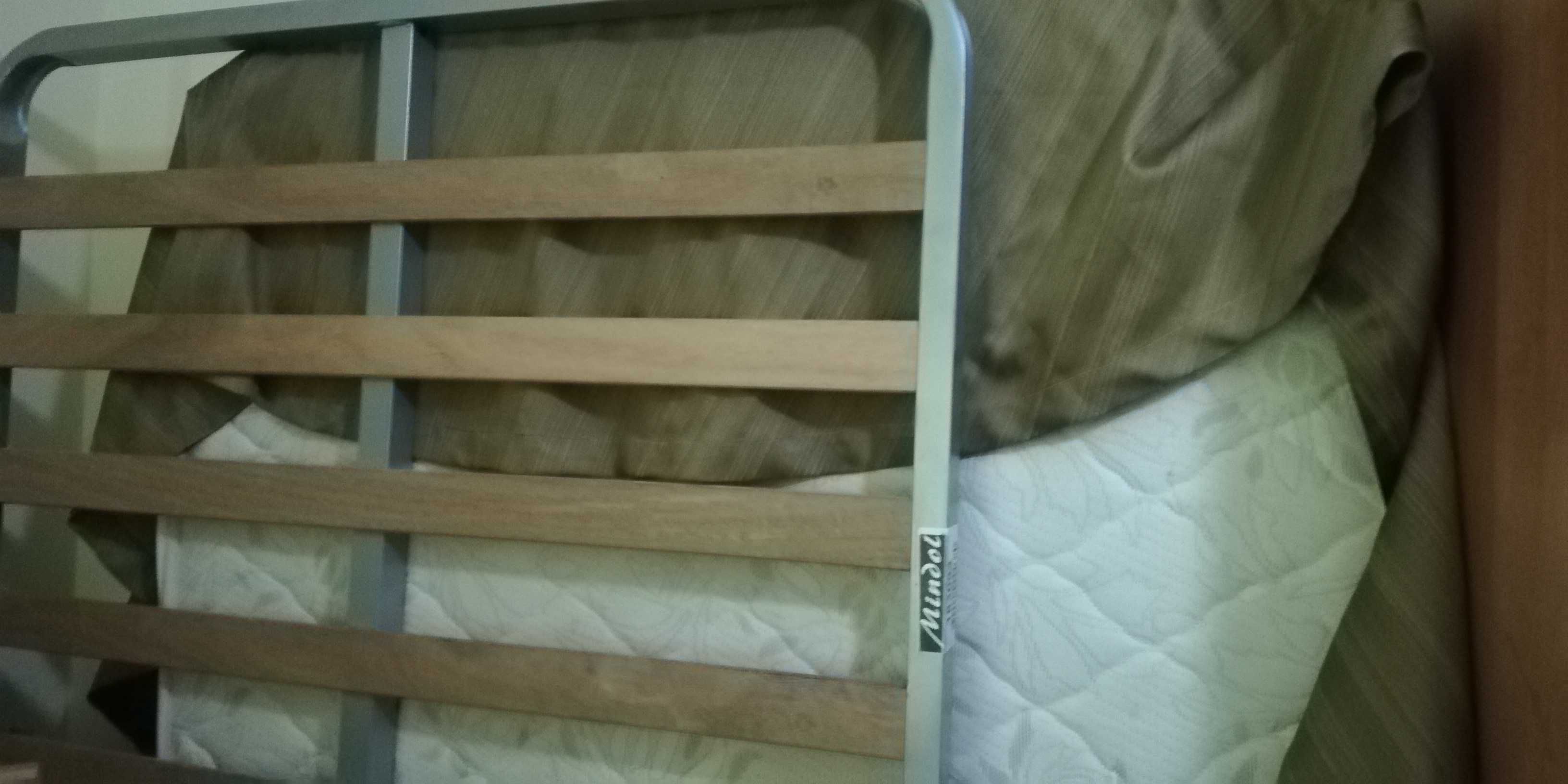 Cama solteiro (estrado e colchão incluído)
