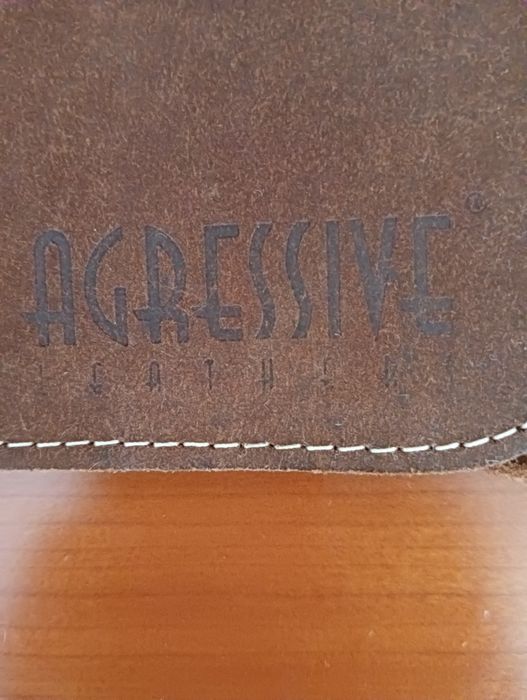 Bolsinha pele 
Muito estreita
Muito pouco usada