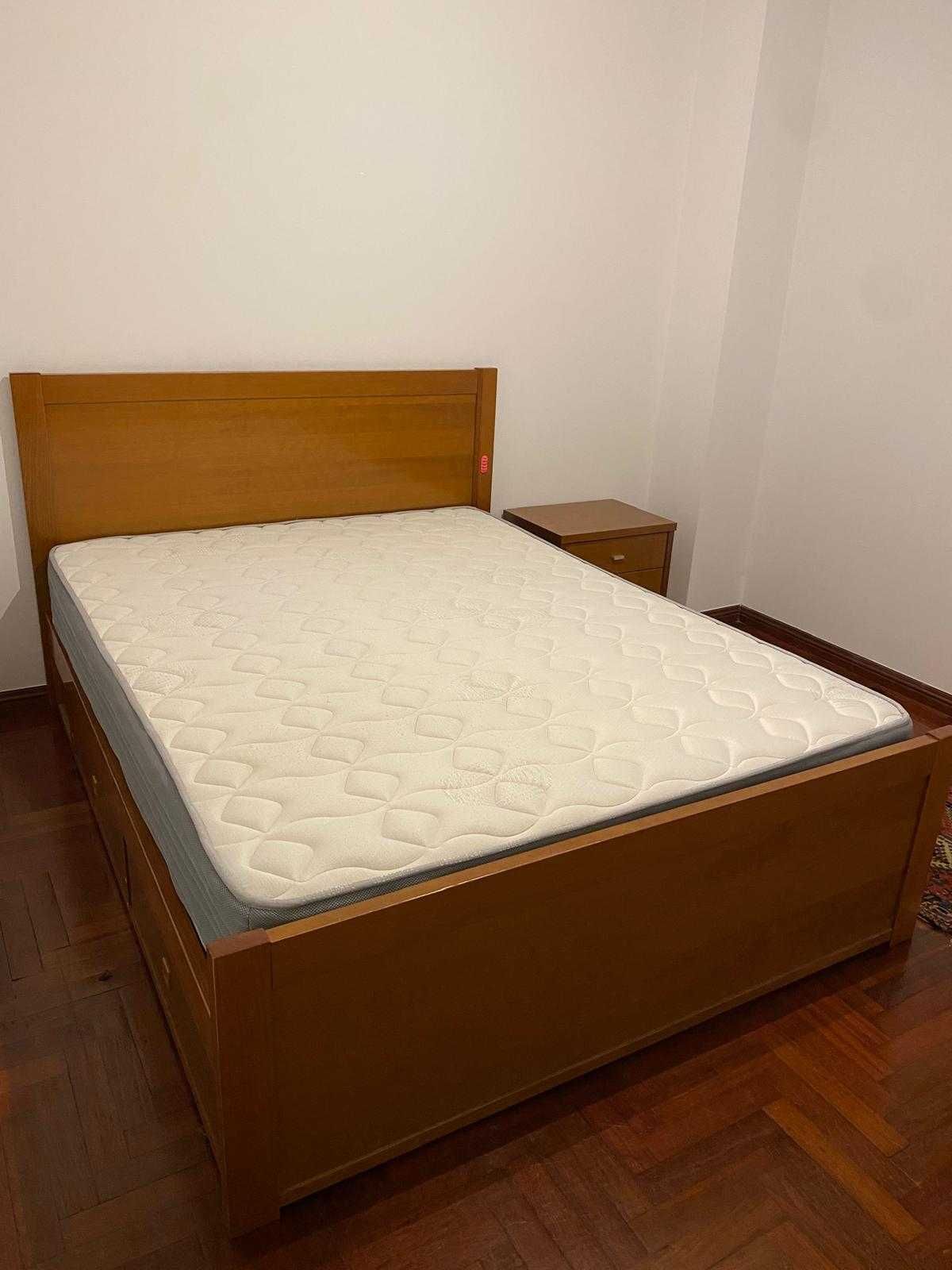 Cama de casal em madeira maciça