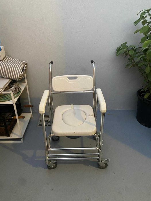 Cadeira de banho e sanitário com rodas e suporte de pés dobrável