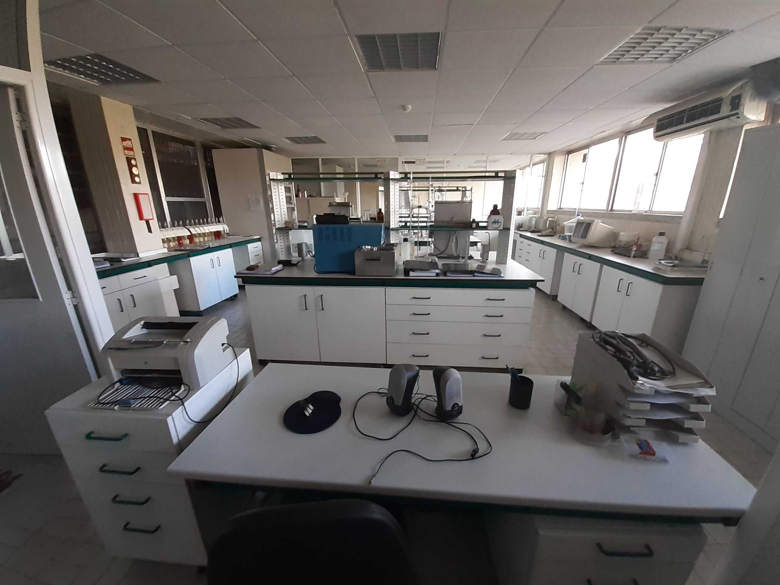 Módulos de laboratório, com bancadas