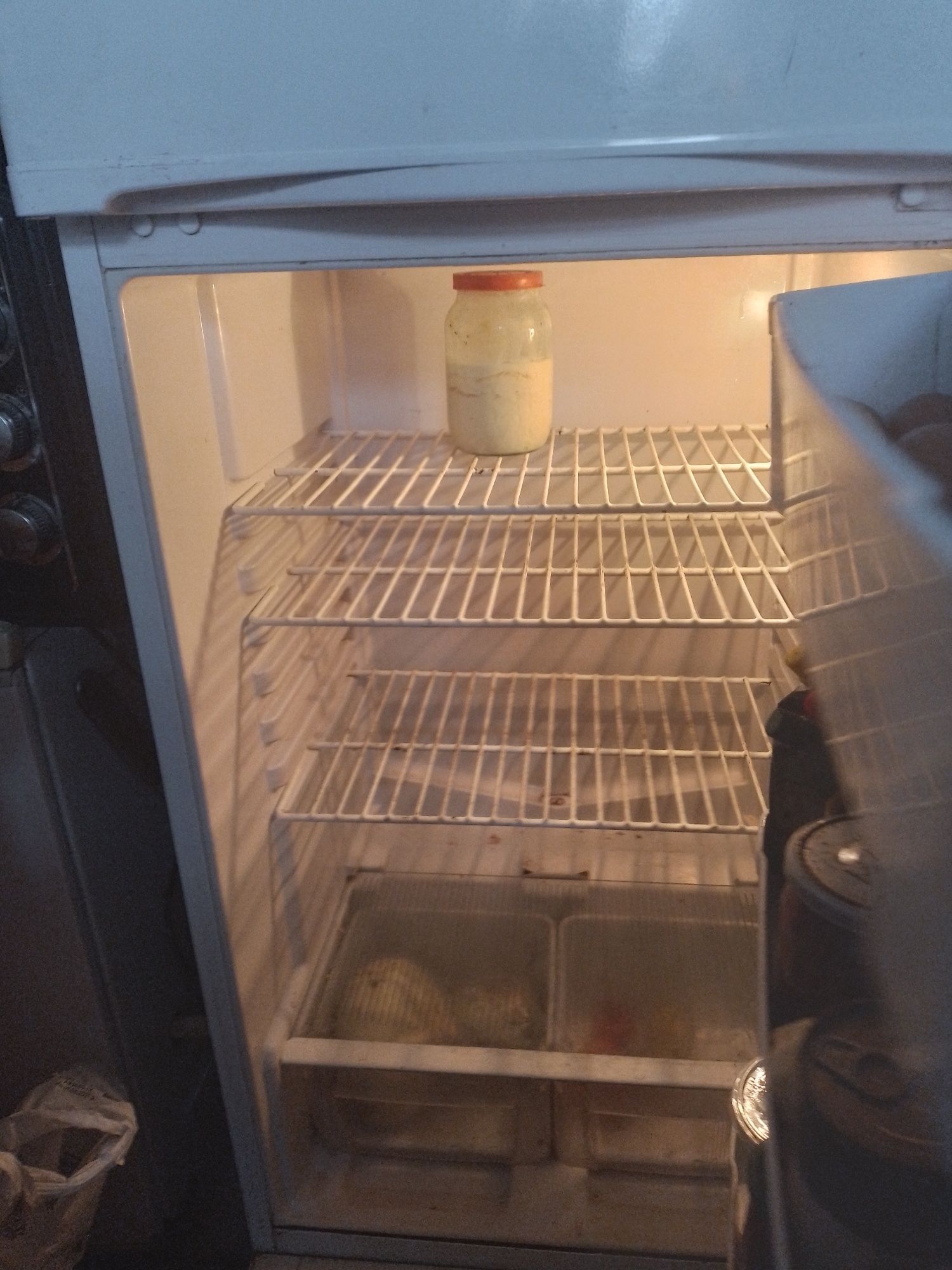 Продам холодильник  потребующий ремонту