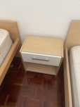 Mesa de cabeceira cor clara
