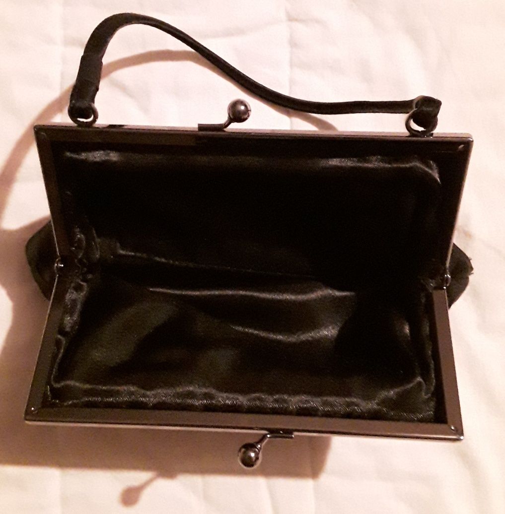 Mala / Bolsa de mão Menbur preta com missangas