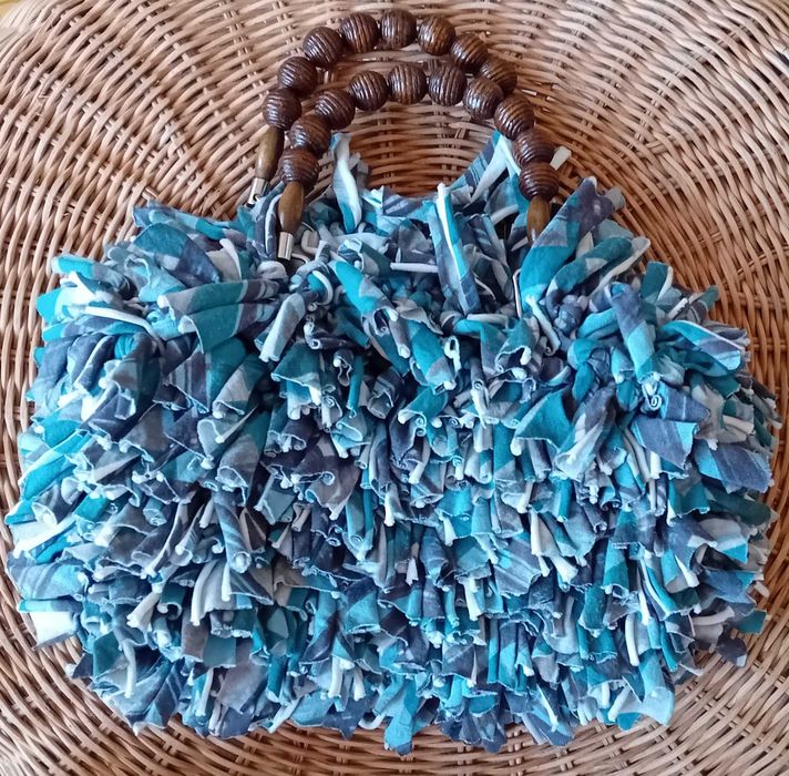 Mala de trapilho em tons verde, azul, cinza