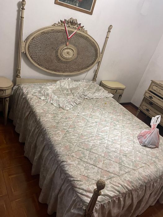 Conjunto de quarto antigo e sofá
