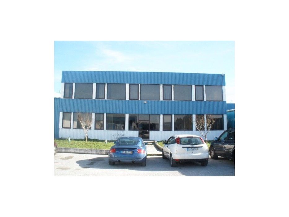 Grande armazém e escritórios junto a Leiria