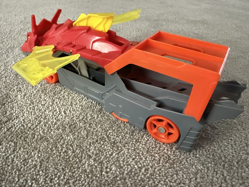 Трак Хот Вілс Транспортер Дракон Hot Wheels Dragon Launch Transporter