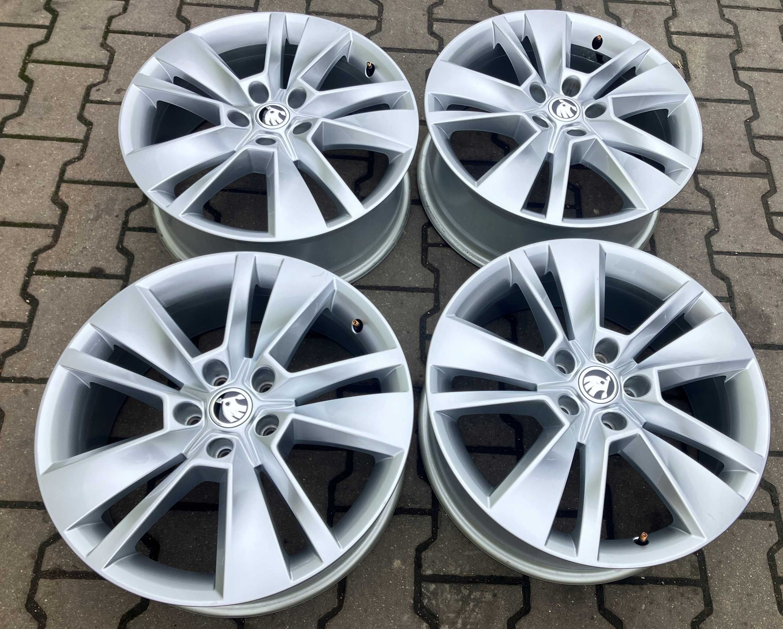 Koła zimowe 235/40r18 felgi aluminiowe 18 Skoda SuberB Yeti KPL 4 szt