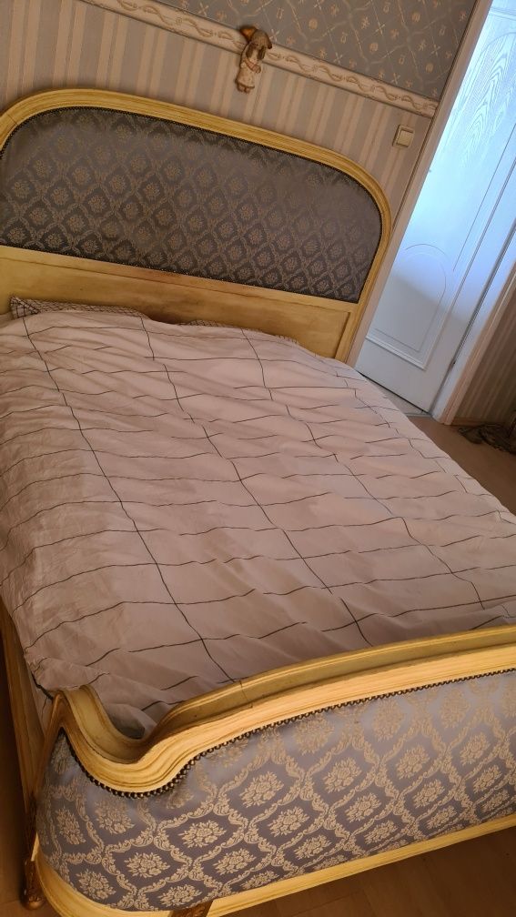 Unikatowa antyczna sypialnia w stylu Ludwika, łóżko,szafą i witryna