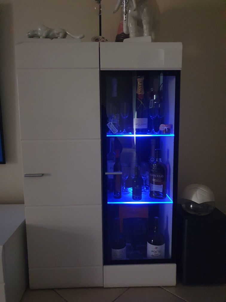 Móvel de Sala Moderno – Branco Lacado com Vitrines em Vidro