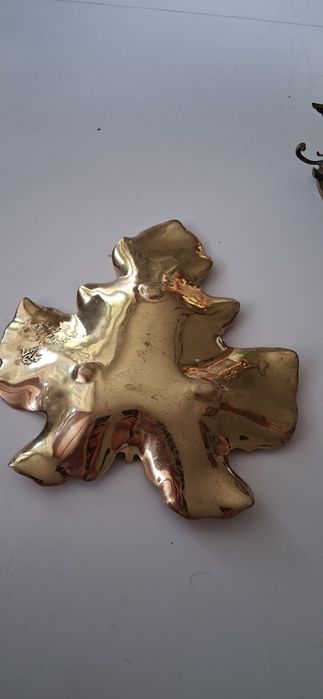 Mosiężny liść  dębu patera z lat 50