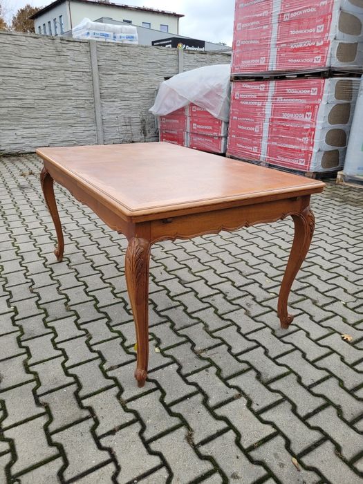 Elegancki stół ludwikowski.