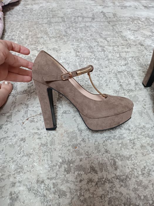 Туфлі бежеві на танкетці та каблуку 39 розмір замшеві