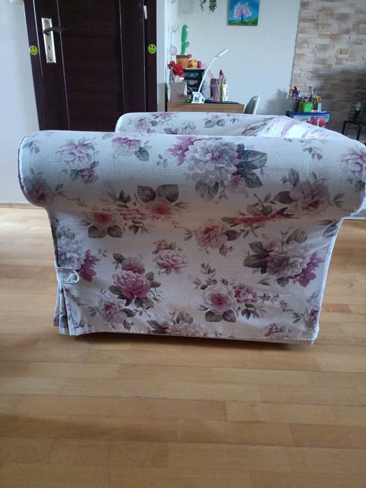 Jasna sofa w róże